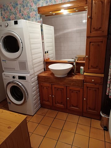  Salle d' eau en rez de chaussée avec baignoire et pare- douche. 